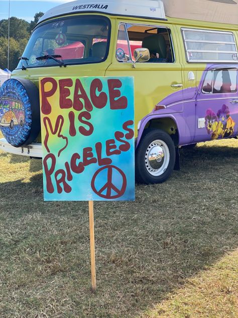 Hippy Parade Float, 60s Themed Party Ideas, Hippies And Cowboys Party, Hippie Trunk Or Treat Ideas, Woodstock Aesthetic, Woodstock Party Theme, Woodstock Party, Hippie Party Decorations, 60s Party Themes