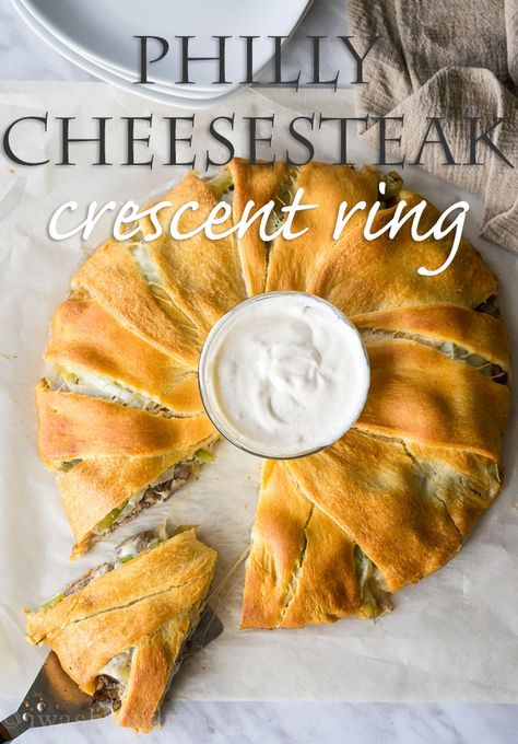 Crescent Ring Recipes, Crescent Roll Recipes Dinner, Crescent Recipes, Pan Relleno, Cheese Steak Sandwich, Crescent Ring, Philly Cheese, Crescent Roll Recipes, Philly Cheesesteak