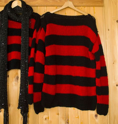 Oversize Striped Sweater, Black And Red Striped Sweater, Chunky Striped Sweater, Vivianna Core, Red Clothes Aesthetic, Red And Black Clothes, Red Black Striped Sweater, Red Jumper Outfit, Grunge Outfits For School