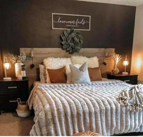 Textured Wall Bedroom, Brown Master Bedrooms Decor, Dark Farmhouse Bedroom, Black Rustic Bedroom, Rustic Bedroom Ideas For Couples, Light Bedroom Furniture, Boho Country Bedroom, Cozy Rustic Bedroom, Master Bedrooms Ideas For Couples