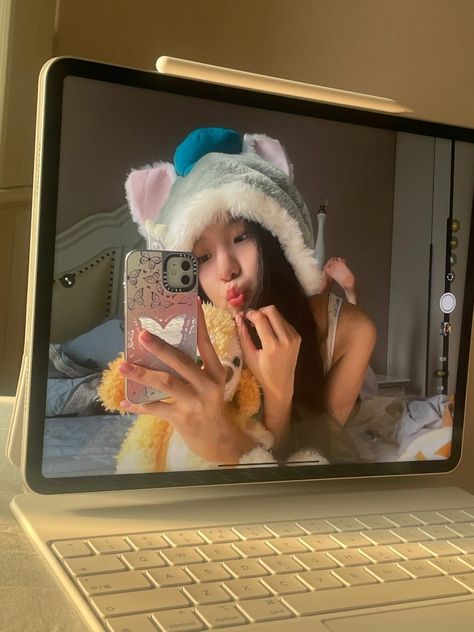 Room Selfies Ideas, Candid Selfie Poses, Asian Y2k, Ipad Cute, Ig Profile Pic, Ipad Picture, Ipad Things, Instagram Asian, Y2k Photos