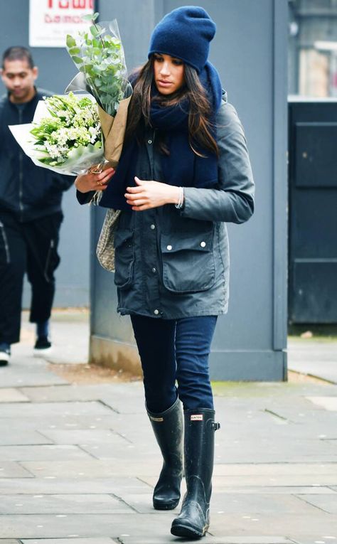 Tall Rain Boots Outfit, Hunter Boots Outfit Fall, Hunter Boots Fashion, Wellies Outfit, Estilo Meghan Markle, Rain Boot Outfit, Princ Harry, Hunter Boots Outfit, Rain Boots Fashion