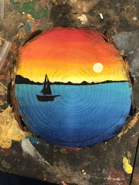 Painting On Wood Slices Easy, Wood Slice Painting Ideas Acrylic, Wood Slice Painting Ideas Easy, Painted Stumps, Circle Wood Painting Ideas, Wooden Slice Painting, Wood Painting Ideas, Circular Canvas Painting, Drawing On Wood