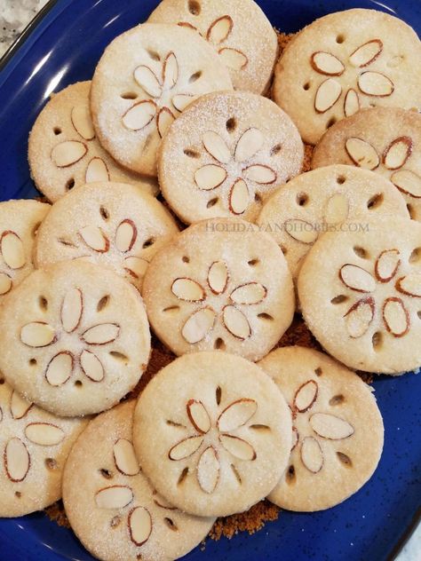 Almond Sand Dollar Cookies, Sand Dollar Snickerdoodles, Sand Dollar Cookies Easy, Sand Dollar Sugar Cookies, Felt Sand Dollar, Sand Dollar Cookies Decorated, Seafood Dessert Ideas, Sandollar Cookies, Ocean Themed Treats