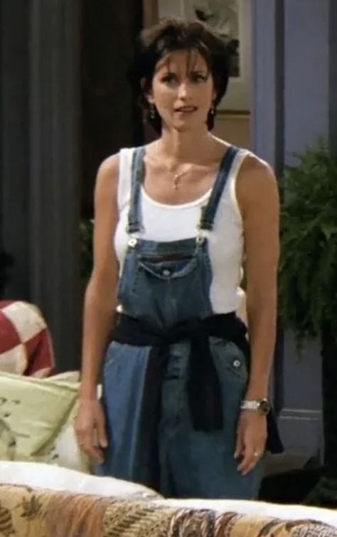 Outfits In Friends, 90s Overalls Outfit, Phoebe Outfits, Rachel And Phoebe, Friends Outfits 90s, Outfit Inspirations Edgy, Monica Friends, Monica Rachel, Monica Gellar