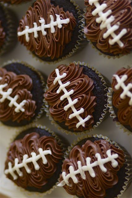 Superbowl Party Desserts, Super Bowl Party Snacks, Football Cupcakes, Bowl Party Food, Football Snacks, Kolaci I Torte, Football Decorations, Dessert Party, Superbowl Snacks