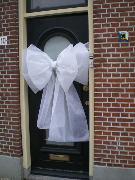 Mooie kant en klare   strik met band die om de deur wordt geknoopt. Ook in andere materialen en kleuren te bestellen. Wedding Door Decorations, Wedding Door Wreaths, Bridesmaid Brunch, Weddings Idea, Wedding Car Decorations, Wedding Doors, Wedding Decorations On A Budget, Wedding Aisle Decorations, Wedding Wreaths