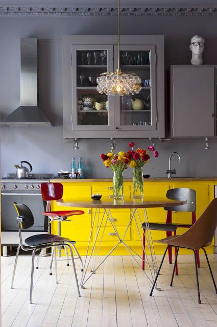 Feng Shui Kitchen Colors, Yellow Kitchen Accents, Yellow Kitchen Walls, Kitchen Color Yellow, Yellow Kitchen Designs, Серая Кухня, Kabinet Dapur, Decor Ikea, Yellow Decor