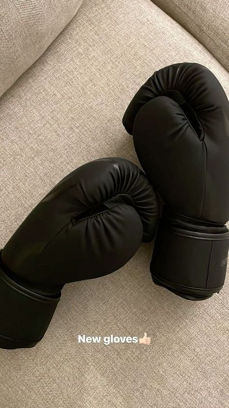 Rose Hathaway Aesthetic, Vampire Academy Aesthetic, Boxing Fashion, Gym Gloves Women, Black Boxing Gloves, Heavy Bag Workout, Gloves Aesthetic, Boxer Aesthetic, Academy Aesthetic