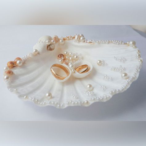 Ring Bearer Beach Wedding, Shell Ring Bearer, Diy Wedding Ring, Engagement Ring Platter, Flower Girl Halo, Engagement Box, Art Coquillage, Engagement Rings Couple, Wedding Gifts Packaging