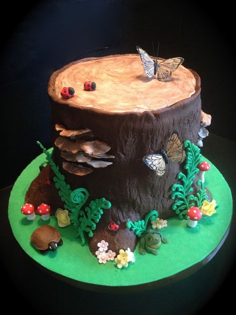 Easy Tree Cake Tutorial | made some of my own woodland critters a few days in advance, and ... Woodland Fairy Cake, Mushroom Wedding, Stump Cake, Tree Stump Cake, Nature Cake, Mushroom Cake, Torte Creative, Woodland Tree, Woodland Cake