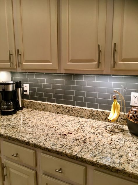 Back Splash Patterns For Kitchen With Brown Counter Tops, Dark Brown Cabinets Kitchen Backsplash Ideas Granite Countertops Gold, Back Splash Patterns For Kitchen, Brown Cabinets Kitchen Backsplash, Dark Brown Cabinets Kitchen, Black Backsplash, Peel Stick Backsplash, Brown Granite, Smart Tiles