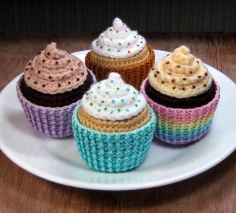 I have used this pattern (these aren't the ones I made) and I love it! Crochet Cupcakes, Cupcake Crochet, Amigurumi Food, Crochet Cake, Crochet Cupcake, Pola Amigurumi, Food Patterns, Crochet Food, Felt Food