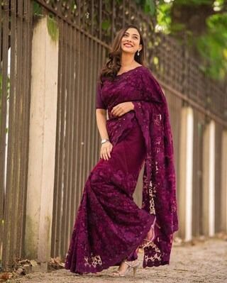 southindiansareefash - Etsy Partywear Sarees, Bollywood Designer Sarees, Simple Saree Designs, Saree Bollywood, Modern Saree, Fancy Sarees Party Wear, Saree Poses, Indian Saree Blouses Designs, Saree Designs Party Wear