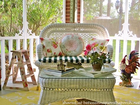 Victorian Screened Porch with white wicker settee Victorian Porch Ideas, Cozy Porches, Wicker Settee, Outside Rooms, Screen Porches, Victorian Porch, Summer Lemonade, Porch Flowers, Outside Room