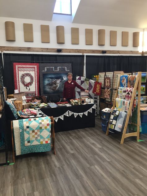 Craft Booth Ideas, Quilt Display, Market Booth, Craft Booth Displays, Booth Displays, Quilts For Sale, Craft Booth, Booth Display, Booth Ideas