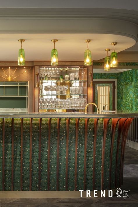 This luxury home bar was designed with an opulent, fun and social aesthetic in mind. As a very contemporary setting in a five-hundred-year-old property, it’s a space for those who love color, especially colored glass. The mosaics were chosen so that they could curve around the bar front. Emerald mix (1 x 1 cm | 3/8” x 3/8”) Project: Home Bar, Chiselwood, Nottinghamshire, UK Photo: Two Bears Studio Chiselwood Ltd | Chiselwood kitchens