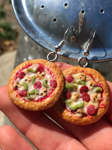 Pizza Polymer Clay, Barbie Oc, Clay Pizza, Clay Toys, Food Clay, Miniature Pizza, Pizza Earrings, Pizza Cat, Mini Pizzas