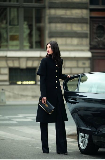 Going to form a secret club of Ladies with Interesting Coats. Though I would pair this with wine tights and booties instead of thicker pants. Mode Chanel, Looks Street Style, Looks Black, Style Noir, Fashion Mode, Looks Style, The Door, Look Fashion, Passion For Fashion