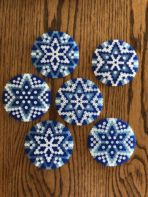 Hama Bead Snowflakes, Plastic Balls Diy Craft Ideas, Perler Bead Christmas Coasters, Hama Bead Christmas Decorations, Snowflake Perler Bead Patterns, Perler Beads Christmas Patterns, Christmas Tree Perler Beads, Winter Perler Bead Patterns, Peeler Bead Patterns Ideas