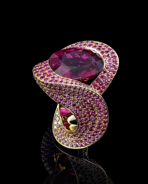 Twist | Tourmaline ring in red gold with pink sapphires by NEL  — In this exceptional Tourmaline we sensed a personality that demanded a special setting, so we twisted our minds - and the warm red gold - through countless dimensions. Unfortunately not all of them are visible for the human eye - you just have to believe us! Jewellery Art, Fashion Jewellery Online, Handmade Gold Jewellery, Real Gold Jewelry, Gold Rings Jewelry, Gold Jewelry Earrings, Tourmaline Jewelry, Gold Jewelry Necklace, Gold Jewellery Design Necklaces