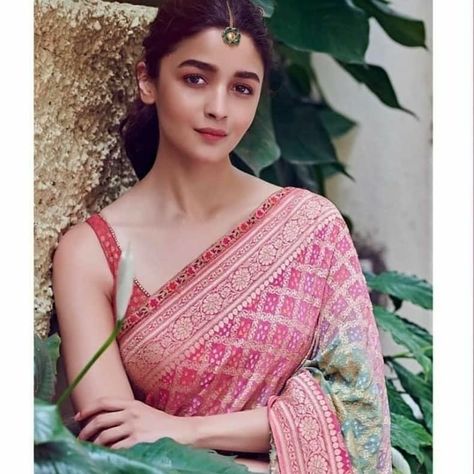 💕 Gorgeous Alia Bhatt in Beautiful Baandhani Saree... ⠀ Shop now at sacredweaves.com or WhatsApp us at +918887898984⠀⠀⠀ ⠀⠀⠀ #aliabhatt… Sari Lehenga, Alia Bhatt Photoshoot, Ethnic Dresses, Saree Wearing, Saree Wearing Styles, Indian Sari Dress, Sari Dress, Saree Poses, Indian Look