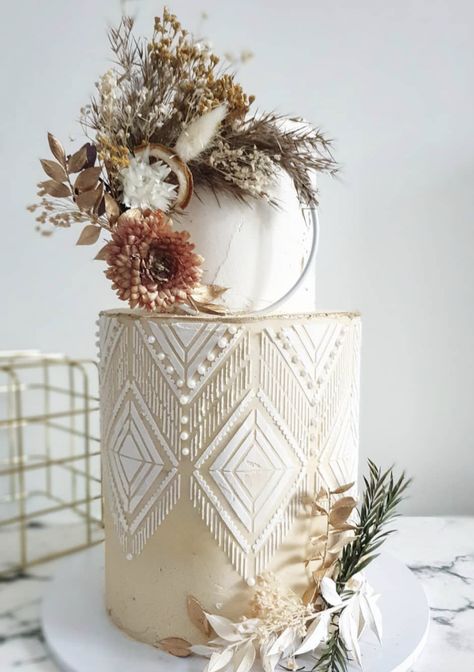 White Boho Wedding Cake, Western Chic Wedding Decor, Boho Western Wedding Cake, Wedding Cake Boho Chic, Simple Boho Wedding Cake, Rustic Boho Wedding Cake, Macrame Wedding Cake, Boho Dessert Table, Boho Chic Cake