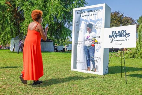 Magazine Box Photo Booth Diy, Magazine Box Photo Booth, Diy Magazine Photo Booth, Vogue Photobooth, Magazine Photo Booth, Photo Op Wall, Selfie Walls, Selfie Spot, Luxury Event Decor