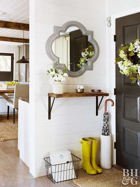 Even if your home doesn't have a foyer, these DIY solutions will help you hack your way to an entryway. We found small-space solutions -- like hanging shelves, narrow tables, and cute cubbies -- so you can store more in your faux entryway with style. Decoration Hall, Vstupná Hala, Green Hallway, Diy Casa, Casa Vintage, Foyer Decorating, Foyer Design, Small Entryway, Small Space Solutions