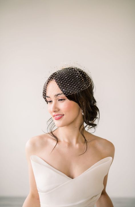 A Comprehensive Guide to Veil Fabrics: Which One is Right for You? Veil With Crystals, Mini Veil, Bridal Birdcage Veils, White Bridal Gown, Ivory Veil, Silver Hair Comb, Feather Headpiece, Beautiful Veil, Types Of Lace