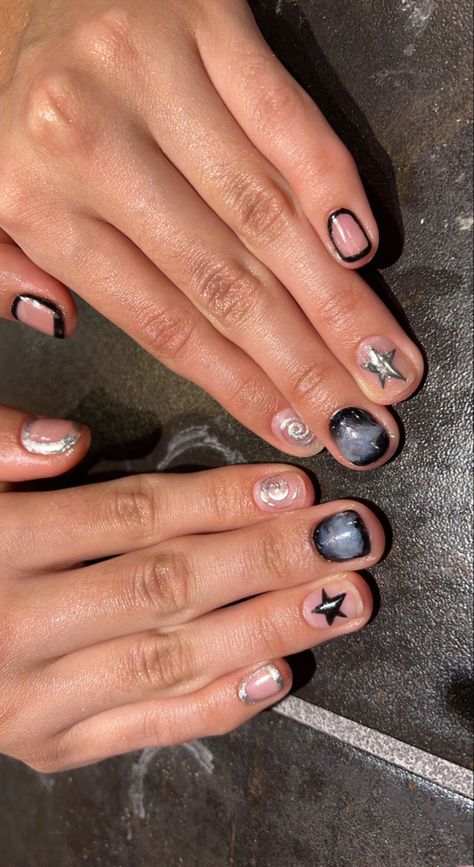 Grunge Gel Nails Short, Natural Nail Designs Men, Masc Nails Ideas Simple, Black Starry Nails, Short Nail Designs For Men, Lil Yachty Nails, Masculine Nail Art Men, Nails Grunge 90s, Men Gel Nails