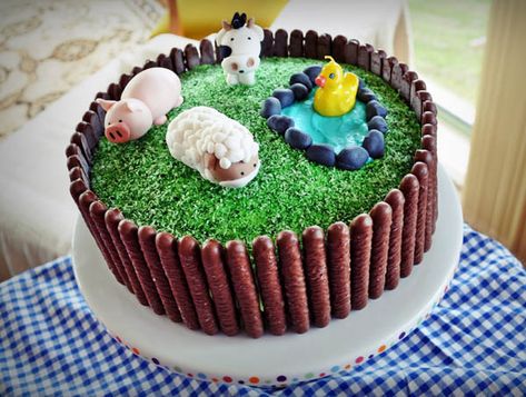 Show us your party – Josiah’s farm birthday - Babyology Chocolate Farm Cake, Diy Farm Cake Simple, Easy Farm Theme Birthday Cake, Simple Farm Theme Birthday Cake, Diy Farm Birthday Cake, Simple Farm Cake Ideas, Diy Farm Animal Cake, Simple Farm Birthday Cake, Diy Farm Cake