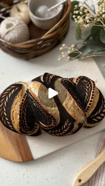 Sourdough Flower Scoring, Beautiful Sourdough Scoring, Sourdough Loaf Design, Sourdough Bread Gift Ideas, Bread Decoration Ideas, Sourdough Enzo, Sourdough Bread Recipe Easy, Sourdough Bread Designs, Bread Scoring Patterns