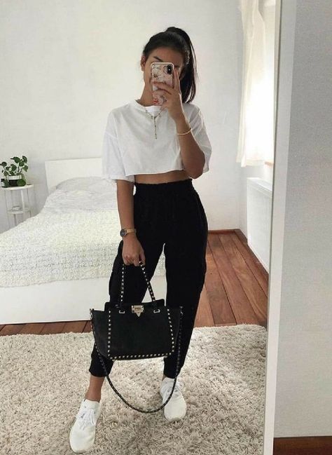 7c4ede33a62160a19586f6e26eaefacfdesc44691241ri Wardrobe Outfits, Causual Outfits, Dream Board, Outfit Goals, Mode Streetwear, Teenage Fashion Outfits, Streetwear Outfit, Teen Fashion Outfits, Mode Inspiration