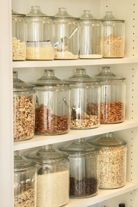 Pantry Organisation, Organized Pantry, Kabinet Dapur, Kitchen Hacks Organization, Hus Inspiration, Pantry Design, Home Organisation, Pantry Storage, Pantry Organization