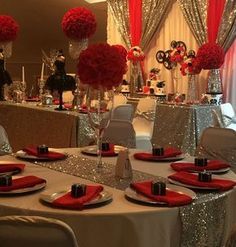 Red Carpet Sweet 16, Sweet 16 Party Themes, Reception Table Settings, Sweet 16 Themes, Themes Ideas, Wedding Reception Ideas, Romantic Table, Elegant Wedding Reception, Birthday Party Tables