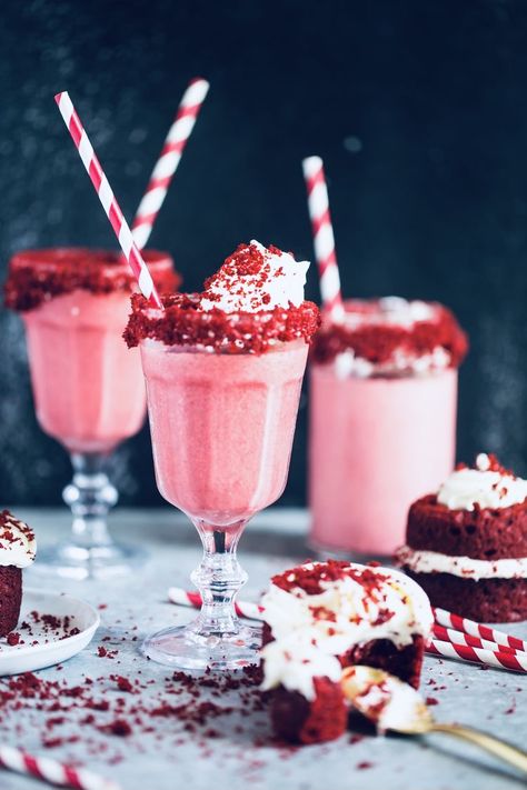 Red Velvet Drink, Latte Photography, Red Velvet Latte, Cake Milkshake, Rhubarb Cake, Frozen Chocolate, Rhubarb Recipes, Milkshake Recipes, Köstliche Desserts