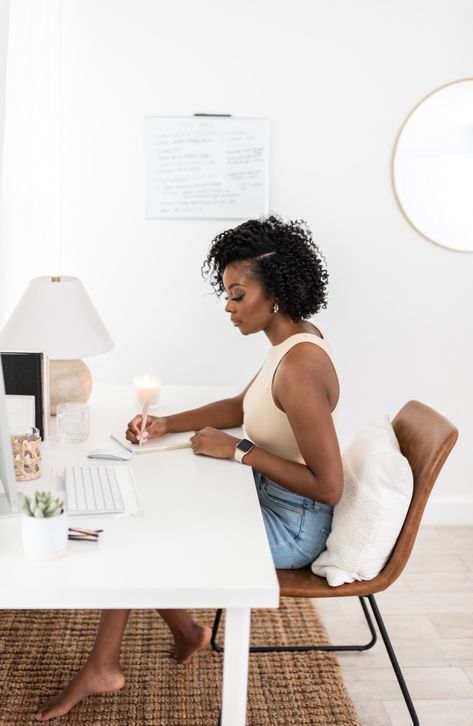 Creative Photos For Instagram, Blogger Photoshoot Ideas, Director Photoshoot Ideas, Self Care Photoshoot Ideas, Wellness Influencer Aesthetic, Branding Photoshoot Black Women, Content Photography Ideas, Content Creator Photoshoot, Black Woman Office