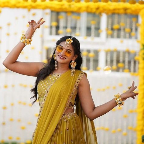 Haldi Jewellery, Haldi Wedding, Jewellery Simple, Mustard Yellow Dress, Mustard Yellow Dresses, Floral Jewellery, Simple Jewelry, Yellow Floral, Yellow Dress