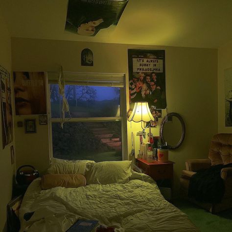 Quiet Bedroom Aesthetic, Quiet Bedroom, Movie Bedroom Aesthetic, Bedroom Door Aesthetic, Sunny Bedroom, Girl Next Door Aesthetic, 1990s Bedroom, Buffalo 66 Aesthetic, Uni Bedroom