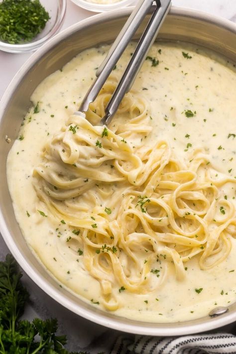 This quick and Easy Alfredo Sauce is so much better than anything you can buy in a jar! Freshly grated parmesan, garlic, butter, heavy cream and more come together in just 15 minutes to make the very best pasta sauce. #alfredo #sauce #pasta #dinner #recipe } dinner ideas | dinner recipes | chicken alfredo | alfredo pasta | easy recipes Quick And Easy Alfredo Sauce, Easy Alfredo Recipe, Best Pasta Sauce Recipe, Fetuccini Alfredo, Easy Alfredo Sauce, Slow Cooker Spaghetti Sauce, Easy Alfredo, Alfredo Sauce Recipe Easy, Alfredo Sauce Recipe Homemade