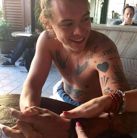 Spotted || Harry Styles - Touch. - Wattpad Anne Cox, Harry Styles Birthday, Harry Styles Shirtless, Harry Styles 2015, Harry Styles Tattoos, Harry Styles Pictures, Harry Styles Photos, Mr Style, Hollywood Life