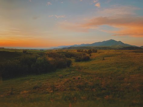 Mountain Aesthetic Photography, Montana Country Aesthetic, Mountains At Sunset, Montana Mountains Aesthetic, Bozeman Aesthetic, Montana Ranch Aesthetic, Sunny Mountains, Montana Pictures, Field With Mountains