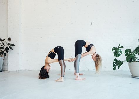 juja-active-partner-yoga-flow Partner Yoga Poses, Yoga Poses For Two, Family Yoga, Yoga Ashtanga, Yoga Nature, Couples Yoga, Fitness Armband, Partner Yoga, Yoga Iyengar