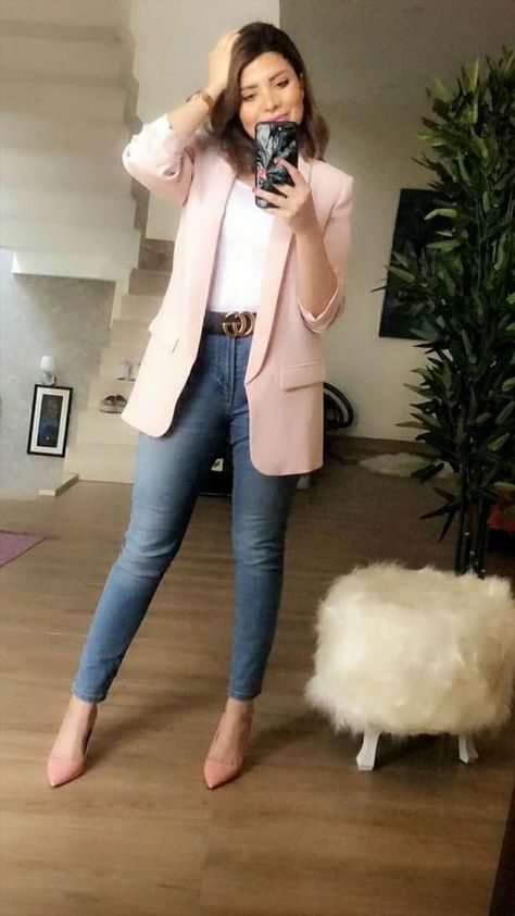 Outfit Saco Rosa, Blazer Rose, Blazer Rosa, Work Attire Women, Casual Oufits, Outfits Con Jeans, Blazer Outfits For Women, Dressy Casual Outfits, Business Casual Outfits For Work