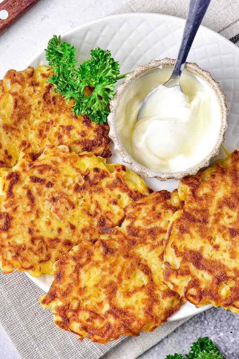 Deruny (Ukrainian Potato Pancakes) Potatoe Pancake Recipe, Perfect Pancakes, Diner Recept, Ukrainian Recipes, Potato Pancakes, European Food, Russian Recipes, International Recipes, Potato Recipes