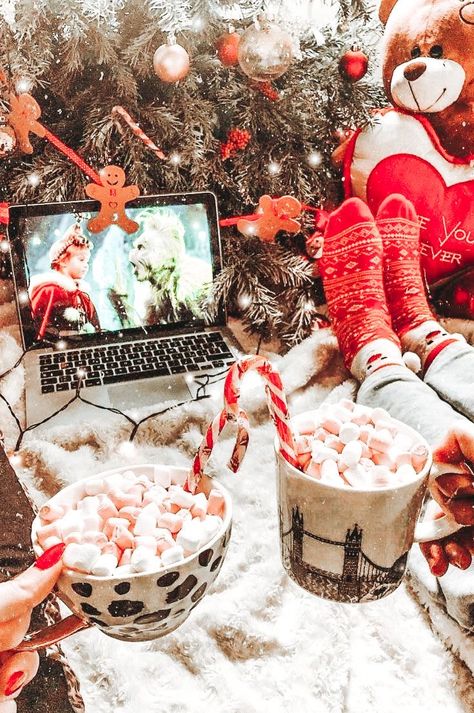 Free Christmas Desktop Wallpaper, Christmas Desktop Wallpaper, Christmas Desktop, Christmas Collage, Preppy Christmas, Cute Christmas Wallpaper, Cosy Christmas, Christmas Feeling, Christmas Wonderland