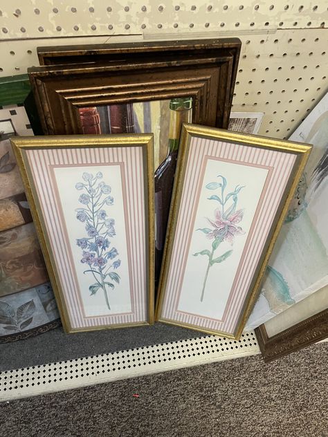 Cute Vintage Paintings, Vintage Living Room Apartment, Brookieyancey Room, Room Frames Ideas, Thrift Flips Home Decor, Colorful Vintage Bedroom, Cute Vintage Room, 70s Room Aesthetic, Trinket Aesthetic