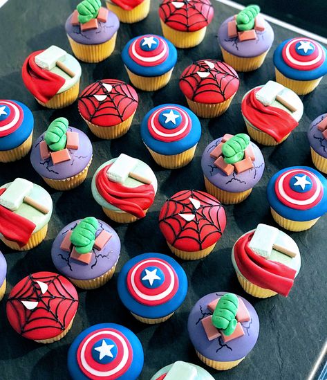 Superhero Birthday Cupcake, Comic Book Cupcakes, Avengers Birthday Cupcakes, Birthday Cake Marvel Avengers, Marvel Cupcakes Ideas, Marvel Themed Cupcakes, Avengers Cupcakes Ideas, Marvel Cupcake Ideas, Superhero Desserts