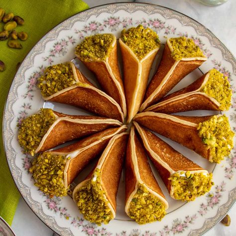 Atayef Recipe, Filled Pancakes, Arabisk Mad, Middle Eastern Sweets, Lebanese Desserts, Arabic Desserts, حلويات عربية, Middle Eastern Desserts, Egyptian Food